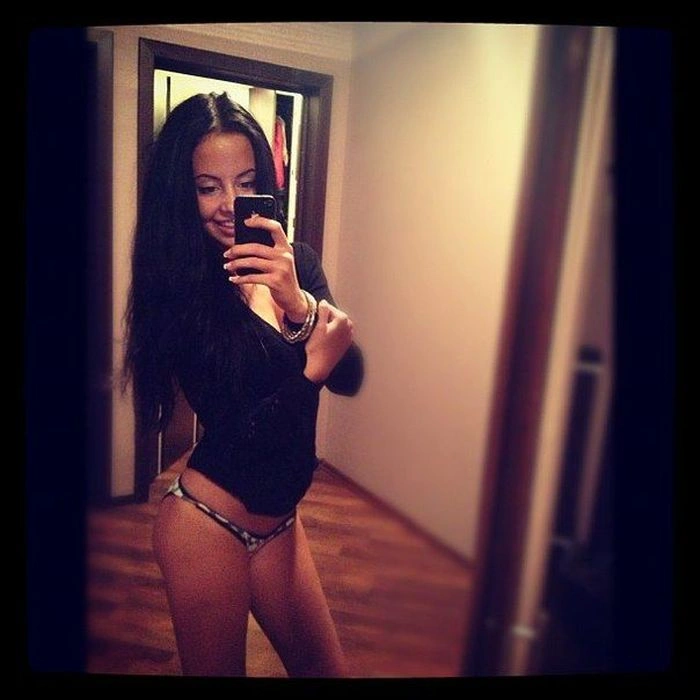 Дівчата фотографують своє відображення в дзеркалі (43 фото) – фото 3