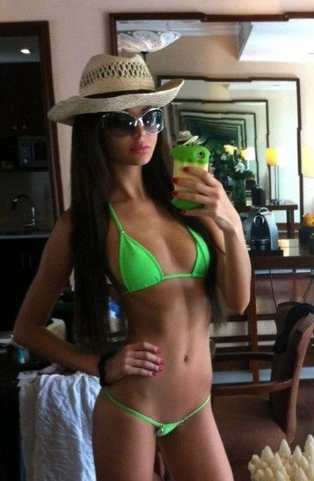 Дівчата фотографують своє відображення в дзеркалі (43 фото) – фото 10