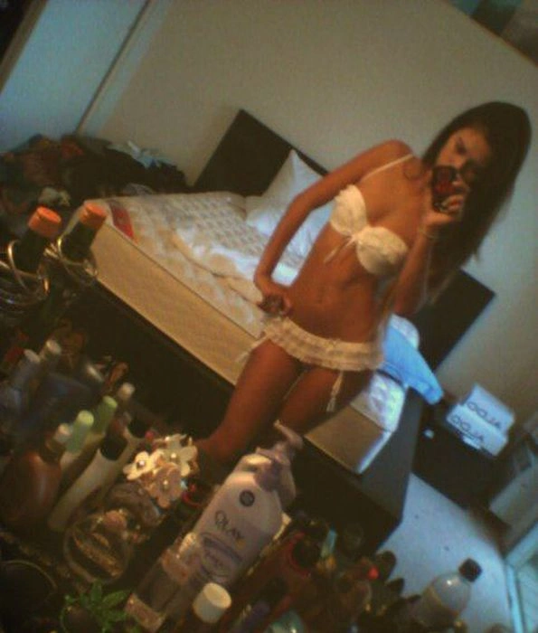 Дівчата фотографують своє відображення в дзеркалі (43 фото) – фото 20