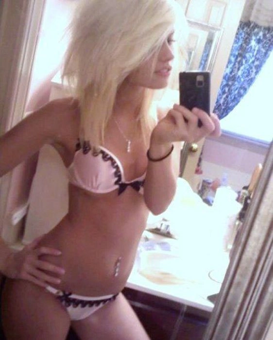 Дівчата фотографують своє відображення в дзеркалі (43 фото) – фото 21