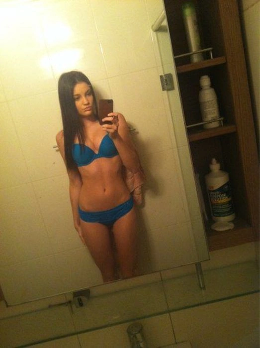 Дівчата фотографують своє відображення в дзеркалі (43 фото) – фото 25