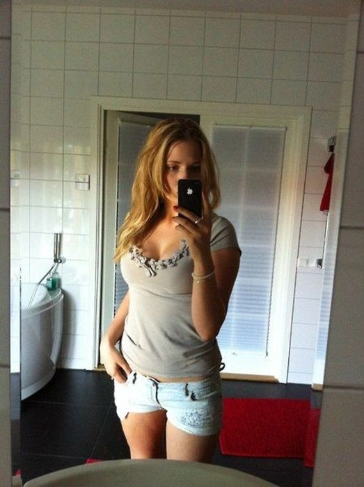 Дівчата фотографують своє відображення в дзеркалі (43 фото) – фото 33