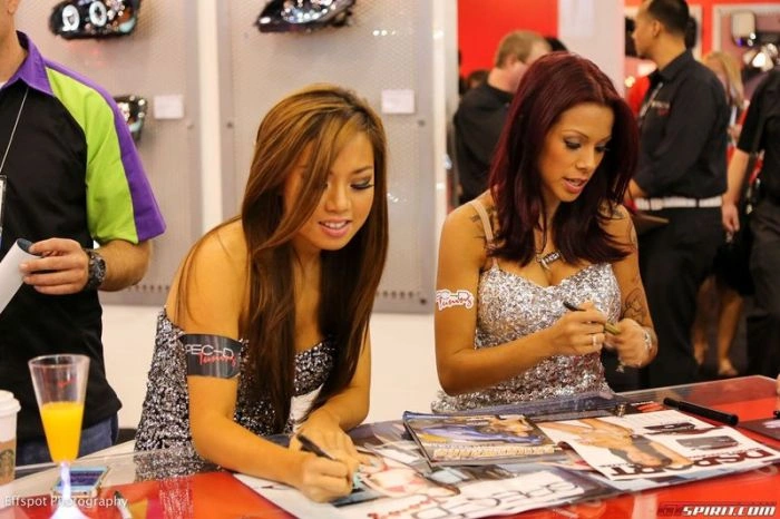 Гарні дівчата з автомобільної виставки SEMA 2012 (40 фото) – фото 25
