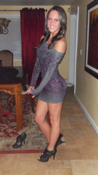 Дівчата, які не соромляться носити відверті плаття (48 фото) – фото 29