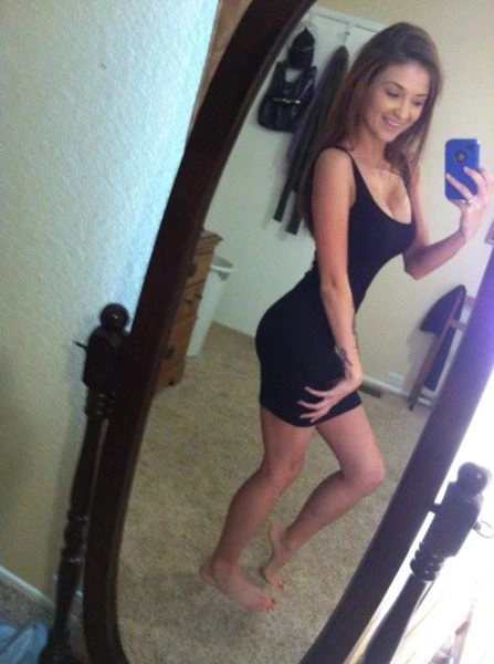 Дівчата, які не соромляться носити відверті плаття (48 фото) – фото 34