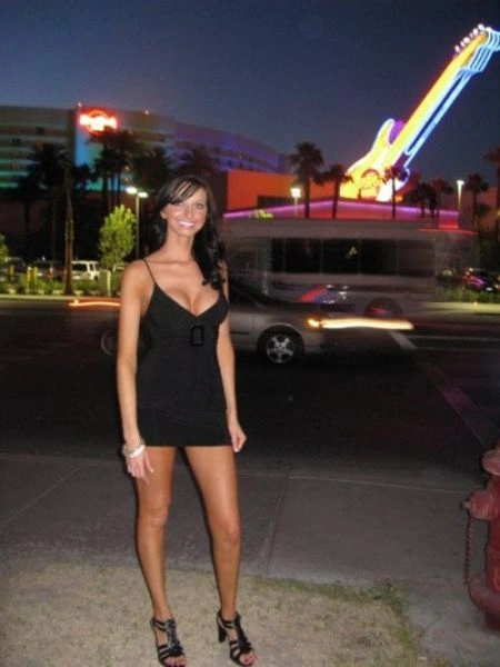 Дівчата, які не соромляться носити відверті плаття (48 фото) – фото 38