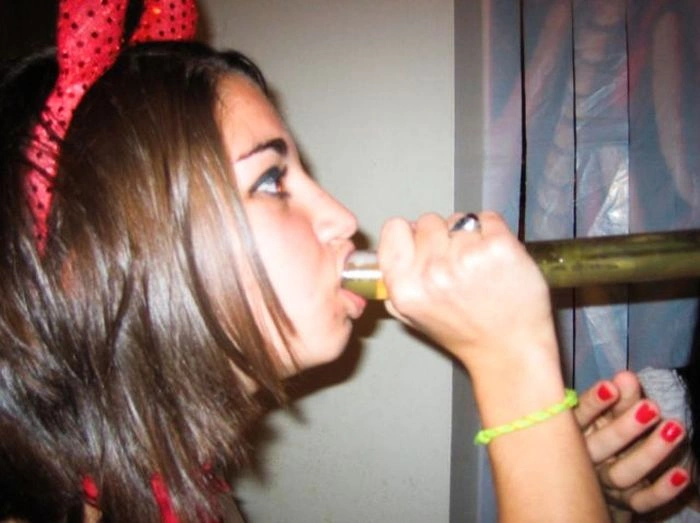 Гарні дівчата п'ють пиво неординарним способом (45 фото) – фото 2