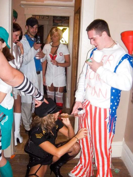 Гарні дівчата п'ють пиво неординарним способом (45 фото) – фото 4