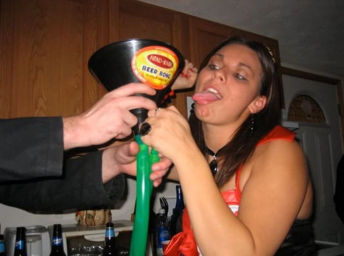 Гарні дівчата п'ють пиво неординарним способом (45 фото) – фото 5