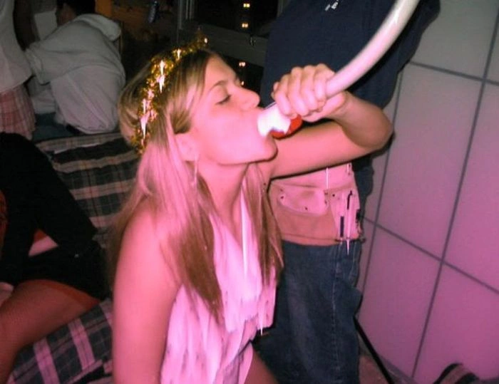 Гарні дівчата п'ють пиво неординарним способом (45 фото) – фото 6