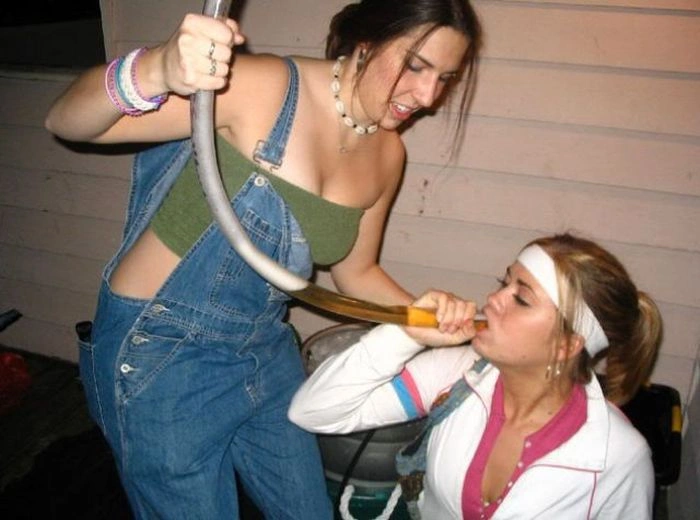 Гарні дівчата п'ють пиво неординарним способом (45 фото) – фото 7