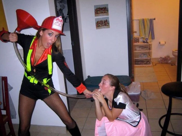 Гарні дівчата п'ють пиво неординарним способом (45 фото) – фото 12