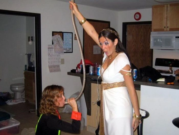 Гарні дівчата п'ють пиво неординарним способом (45 фото) – фото 13