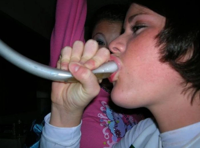 Гарні дівчата п'ють пиво неординарним способом (45 фото) – фото 14