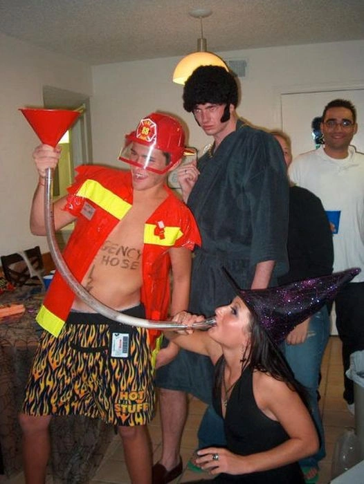 Гарні дівчата п'ють пиво неординарним способом (45 фото) – фото 15