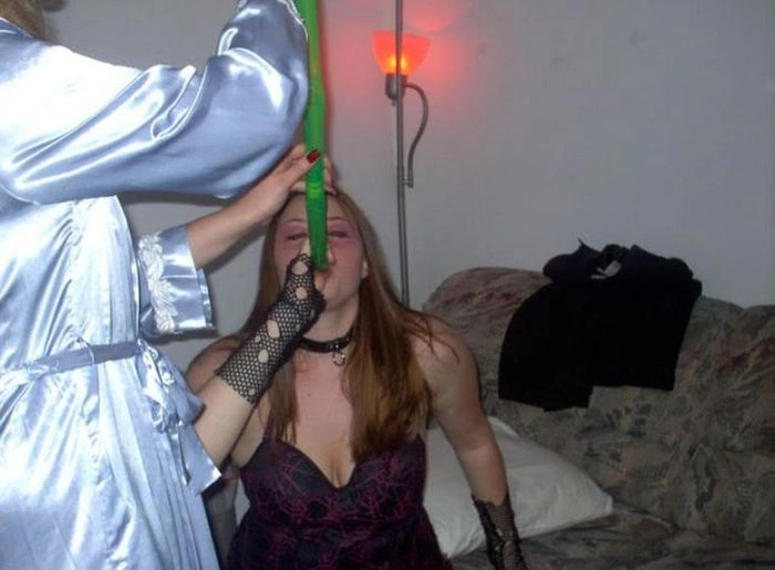 Гарні дівчата п'ють пиво неординарним способом (45 фото) – фото 16