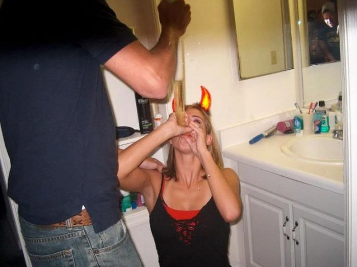 Гарні дівчата п'ють пиво неординарним способом (45 фото) – фото 17