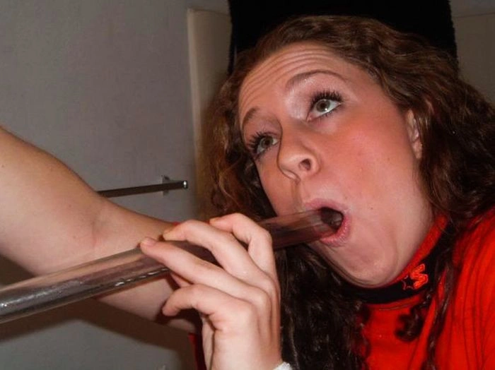 Гарні дівчата п'ють пиво неординарним способом (45 фото) – фото 19