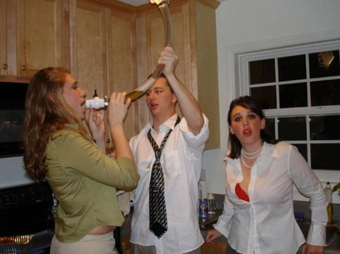 Гарні дівчата п'ють пиво неординарним способом (45 фото) – фото 26