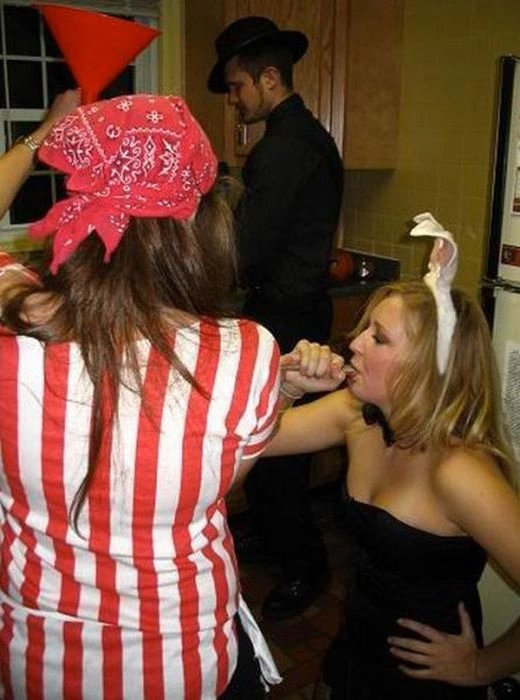 Гарні дівчата п'ють пиво неординарним способом (45 фото) – фото 27