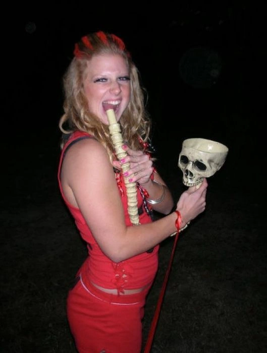 Гарні дівчата п'ють пиво неординарним способом (45 фото) – фото 29