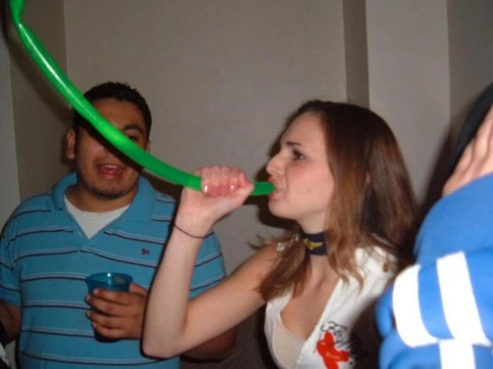 Гарні дівчата п'ють пиво неординарним способом (45 фото) – фото 31