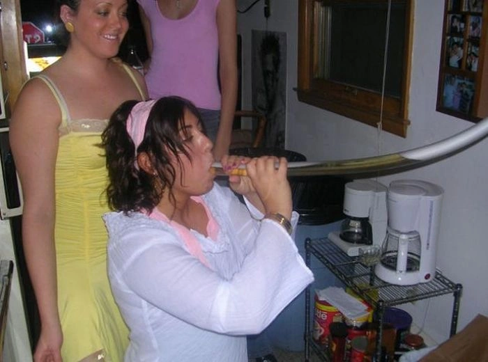 Гарні дівчата п'ють пиво неординарним способом (45 фото) – фото 32