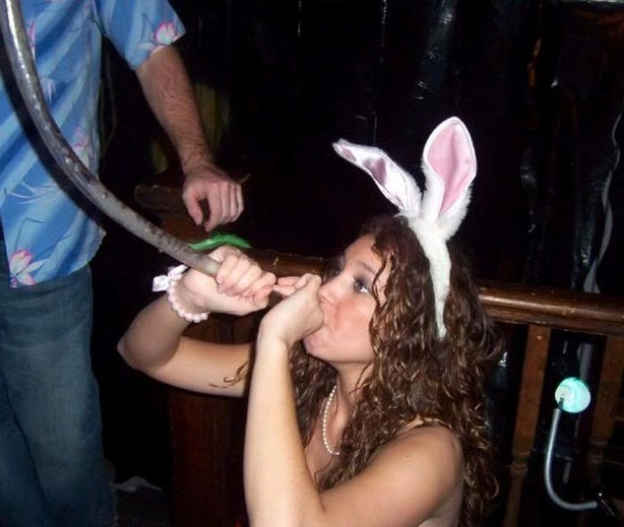 Гарні дівчата п'ють пиво неординарним способом (45 фото) – фото 34