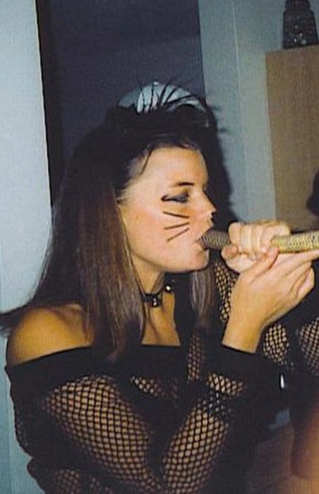 Гарні дівчата п'ють пиво неординарним способом (45 фото) – фото 35