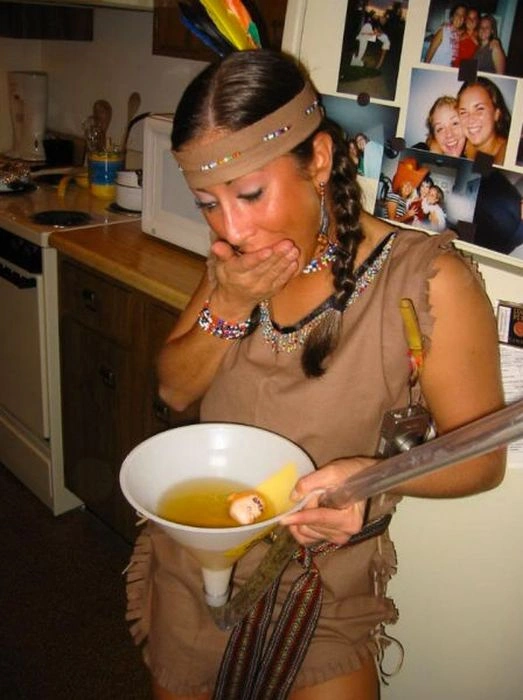 Гарні дівчата п'ють пиво неординарним способом (45 фото) – фото 36