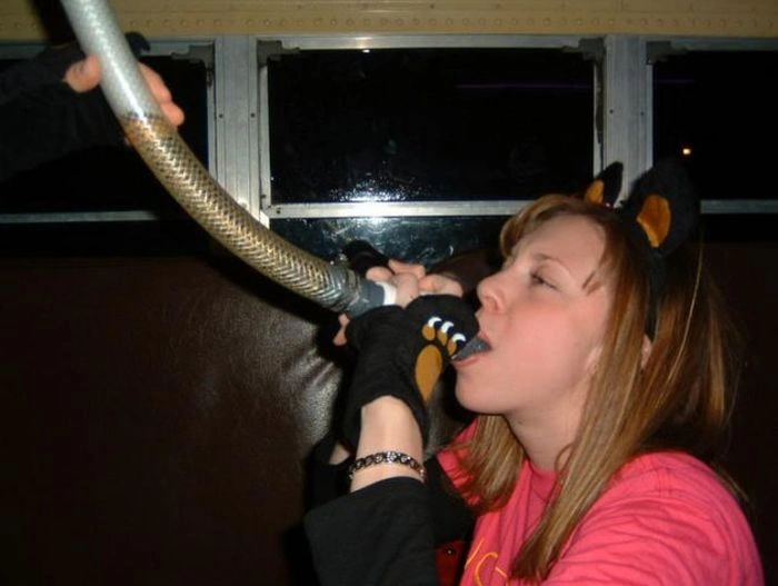 Гарні дівчата п'ють пиво неординарним способом (45 фото) – фото 37