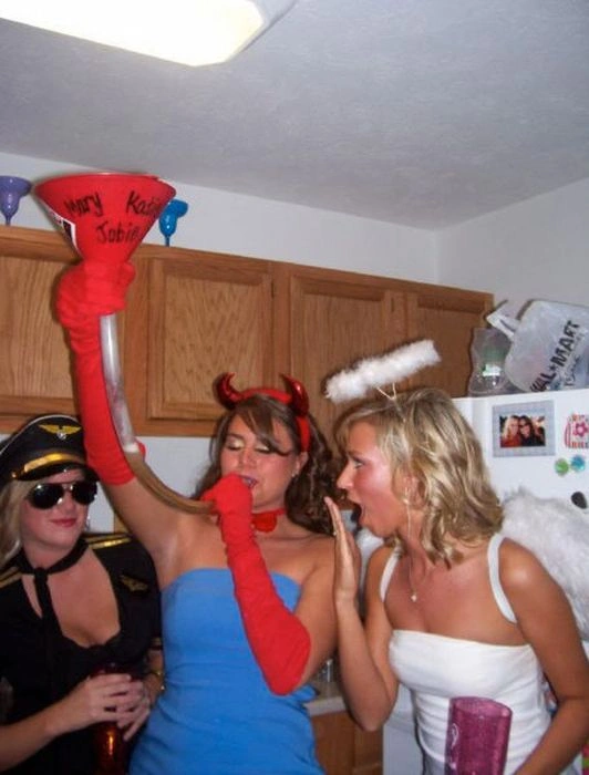 Гарні дівчата п'ють пиво неординарним способом (45 фото) – фото 38