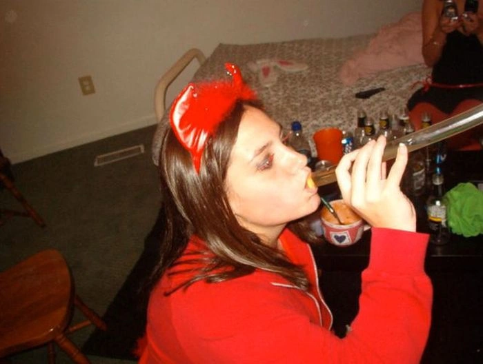 Гарні дівчата п'ють пиво неординарним способом (45 фото) – фото 39