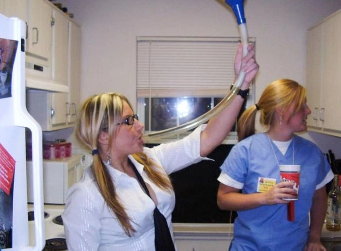 Гарні дівчата п'ють пиво неординарним способом (45 фото) – фото 40