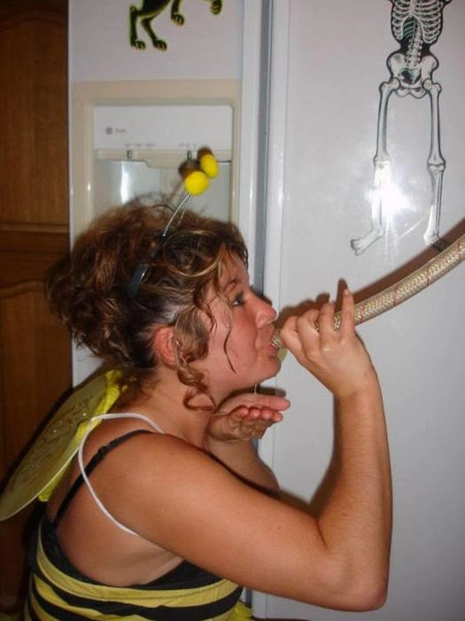 Гарні дівчата п'ють пиво неординарним способом (45 фото) – фото 43