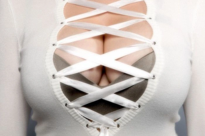 Жіноче декольте в різних нарядах (10 фото) – фото 1