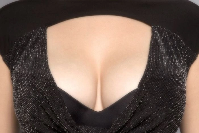 Жіноче декольте в різних нарядах (10 фото) – фото 3