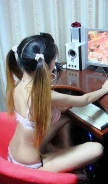 Дівчата-геймерки топлес (10 фото) – фото 5