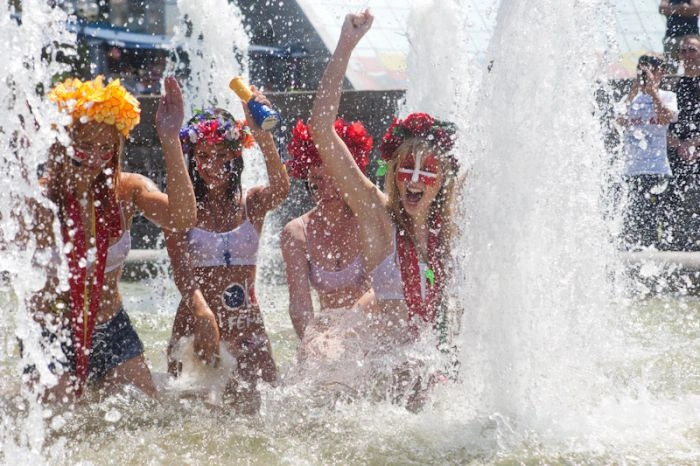 Дівчата з FEMEN влаштували купання у фонтані (30 фото + відео) – фото 6