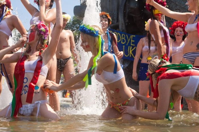 Дівчата з FEMEN влаштували купання у фонтані (30 фото + відео) – фото 10