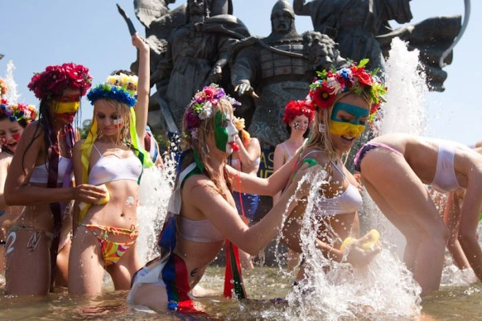 Дівчата з FEMEN влаштували купання у фонтані (30 фото + відео) – фото 13