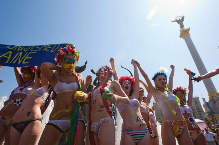 Дівчата з FEMEN влаштували купання у фонтані (30 фото + відео) – фото 14