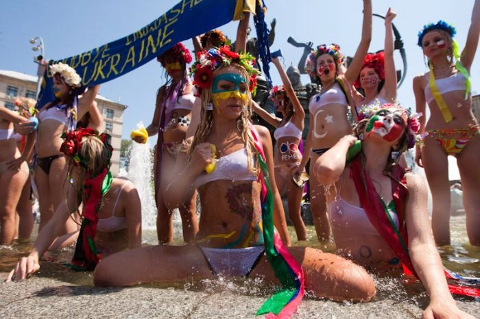 Дівчата з FEMEN влаштували купання у фонтані (30 фото + відео) – фото 15