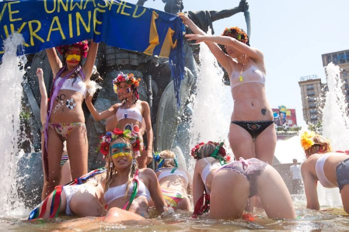 Дівчата з FEMEN влаштували купання у фонтані (30 фото + відео) – фото 19