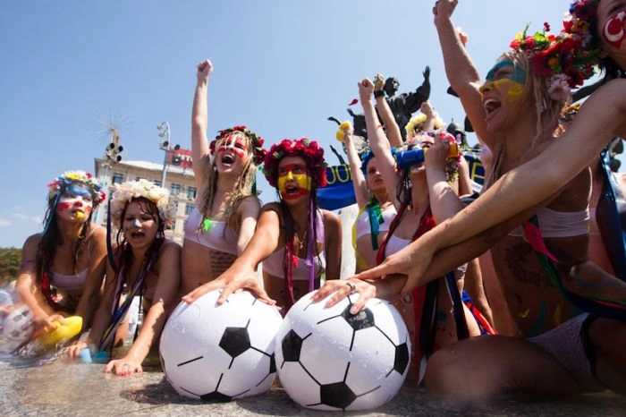 Дівчата з FEMEN влаштували купання у фонтані (30 фото + відео) – фото 26