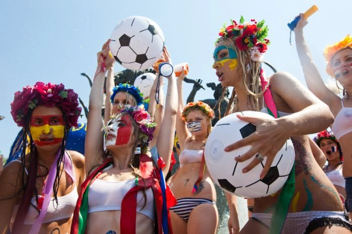 Дівчата з FEMEN влаштували купання у фонтані (30 фото + відео) – фото 27