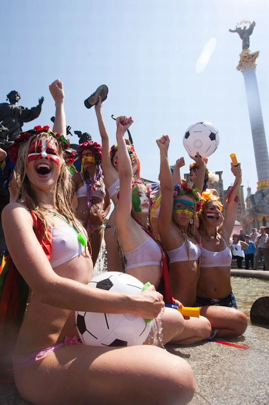 Дівчата з FEMEN влаштували купання у фонтані (30 фото + відео) – фото 28