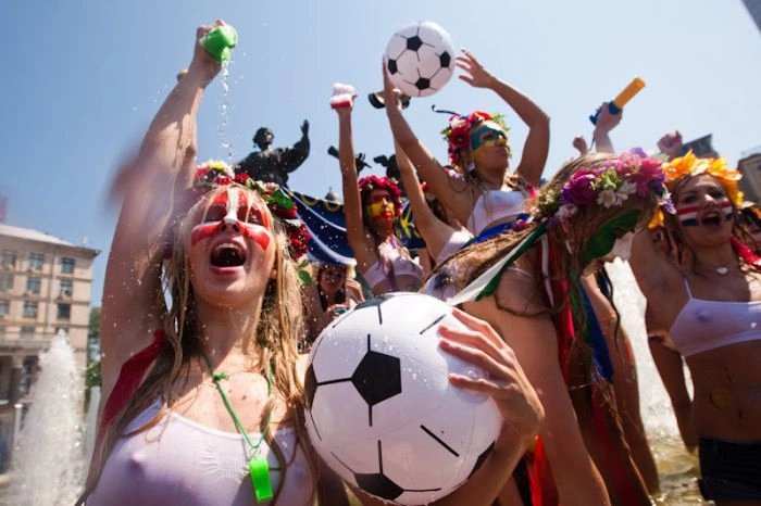 Дівчата з FEMEN влаштували купання у фонтані (30 фото + відео) – фото 29