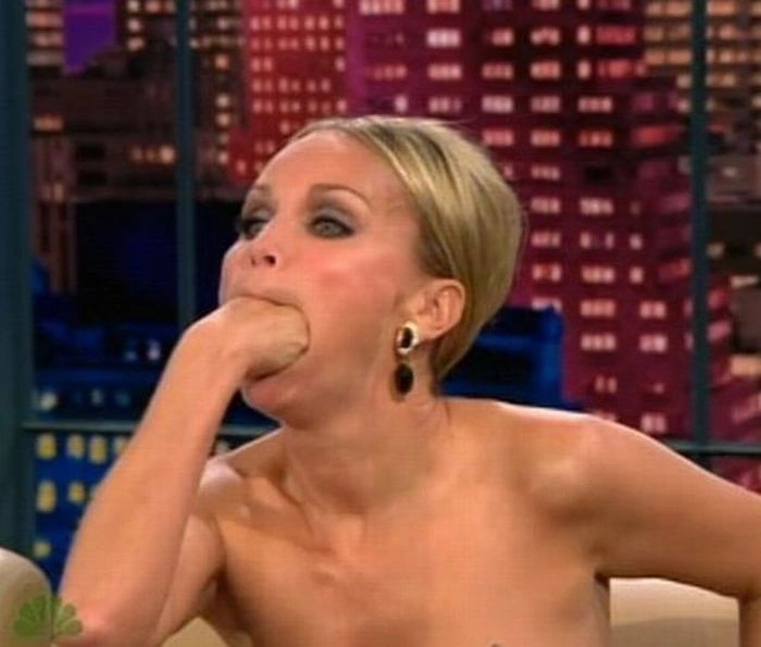 Гарні дівчата, які роблять дивні речі. Частина 5 (70 фото) – фото 17