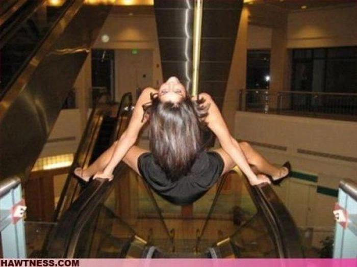 Гарні дівчата, які роблять дивні речі. Частина 5 (70 фото) – фото 23